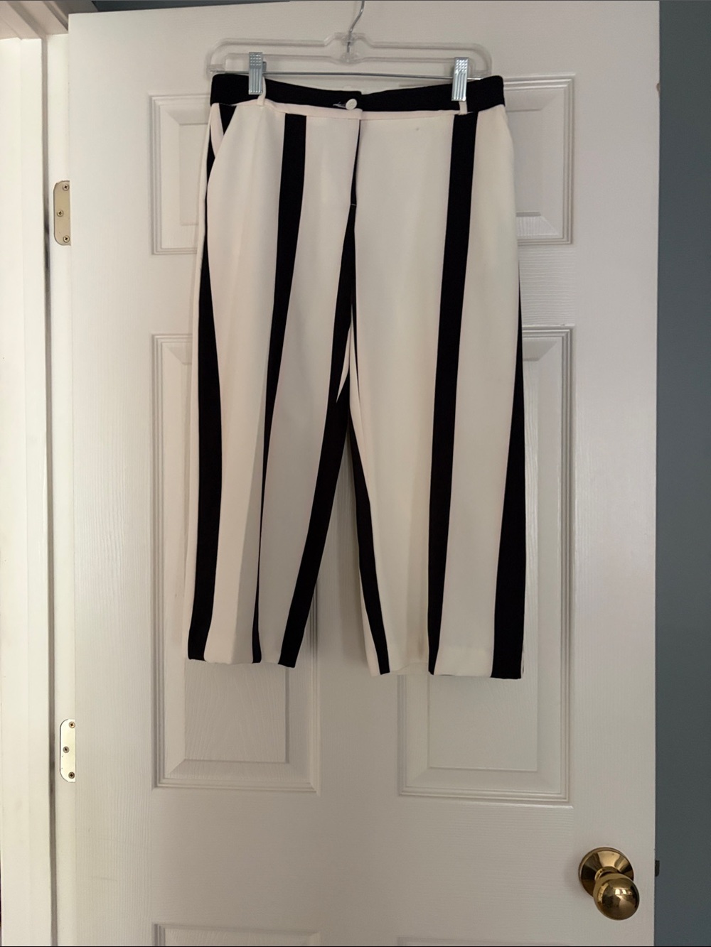 Black & White Vertical Stripe Cropped Wide-Leg Capris — Women